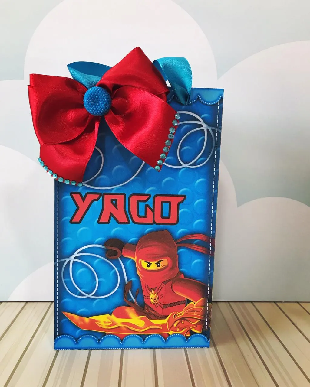 Topper de bolo e elementos de decoração tema Ninjago prontos para imprimir e recortar.