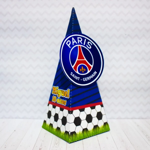 Topo de bolo em camadas com o escudo do PSG para recorte na Silhouette.