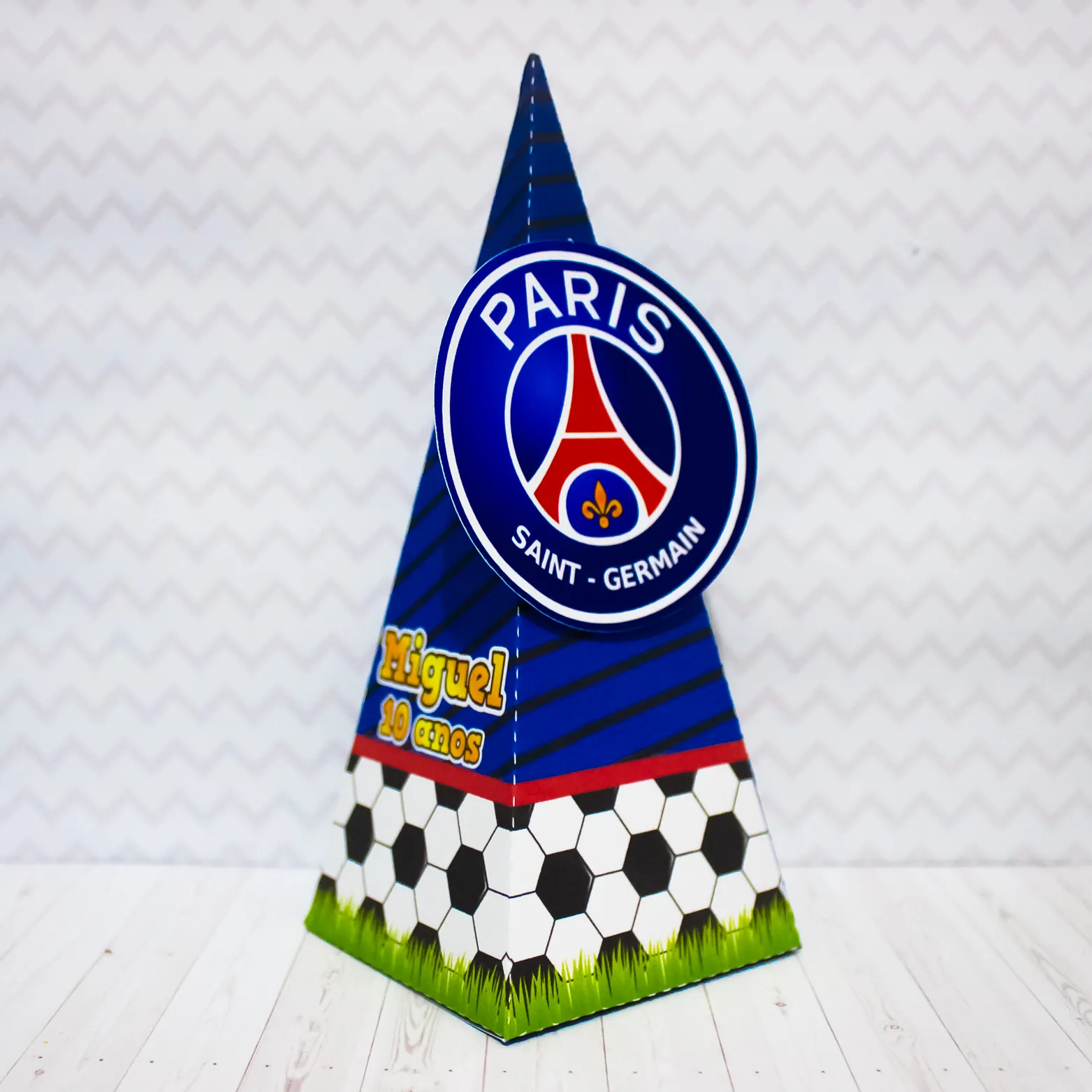 Topo de bolo em camadas com o escudo do PSG para recorte na Silhouette.