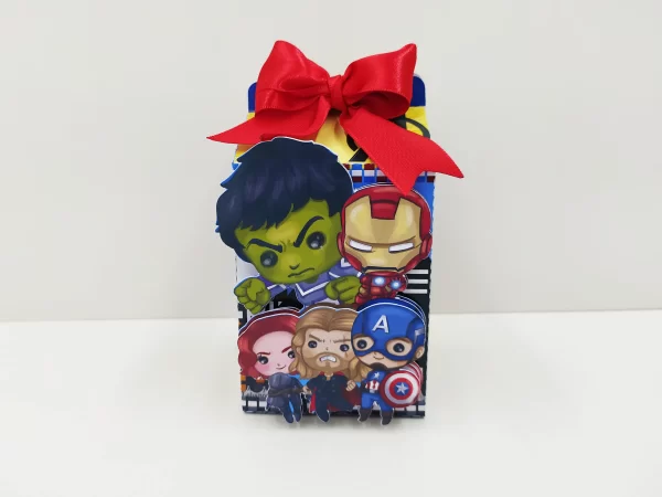Design de corte para festa de aniversário no tema Vingadores em Studio, PNG e PDF.