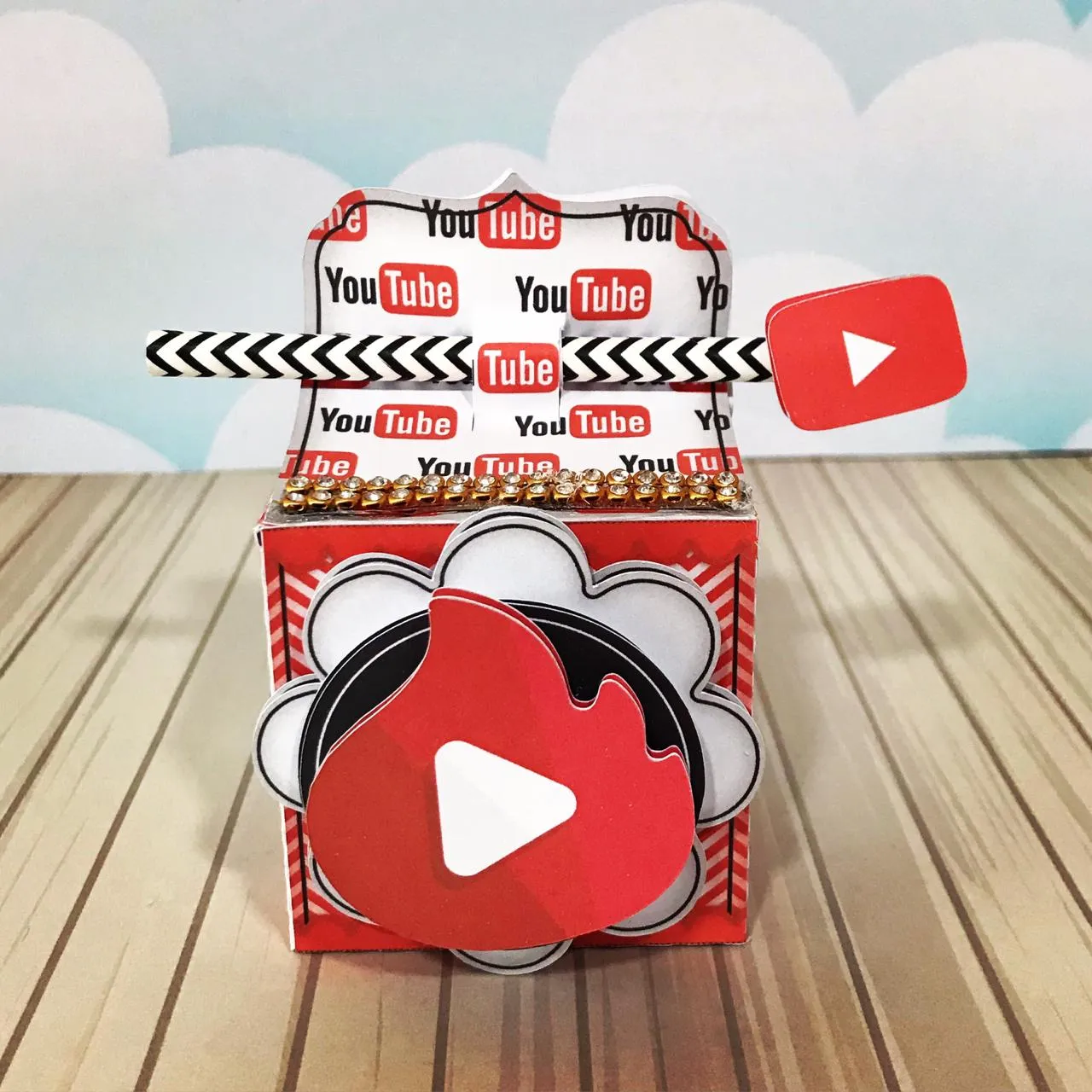 Arquivos de corte para caixas e embalagens do tema Youtube em formatos Studio, PNG e PDF.