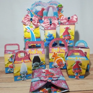 Kit digital de personalizados para centro de mesa no tema Trolls nos formatos Silhouette Studio e PDF.