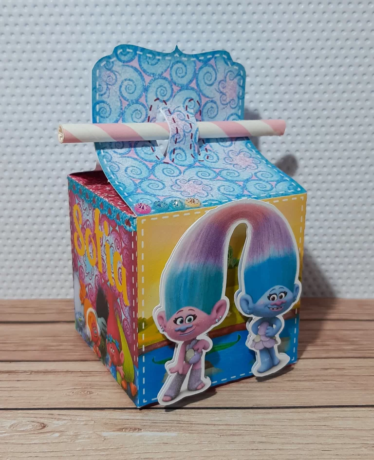 Moldes de scrapfesta para enfeite de mesa do tema Trolls nos formatos digitais Studio e PDF.