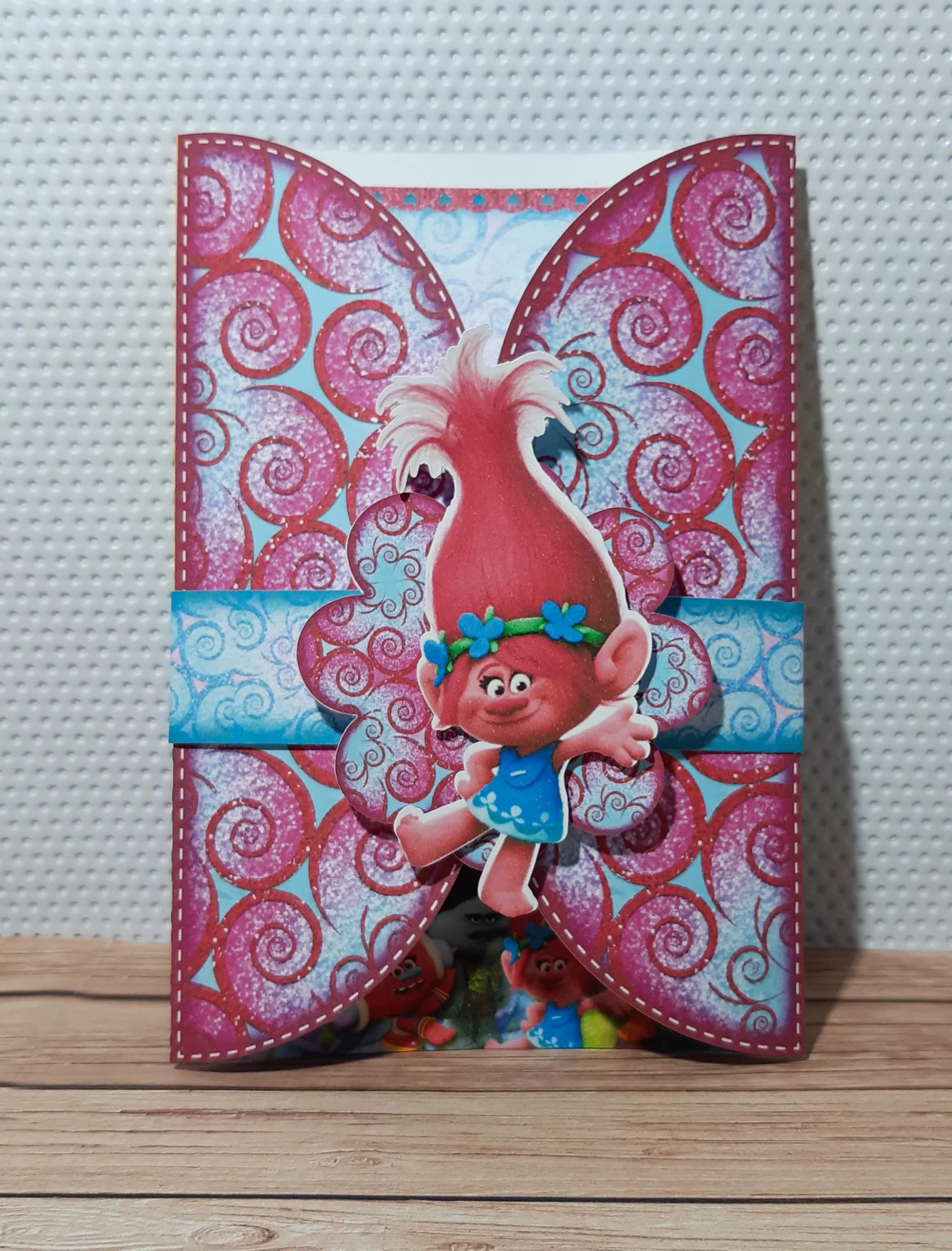 Cachepô e enfeites de mesa de gnomos coloridos nos formatos Silhouette Studio e PDF.