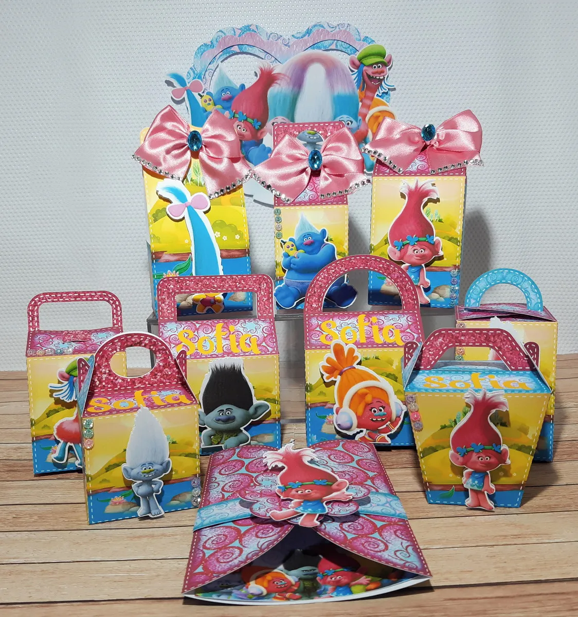Kit digital de personalizados para centro de mesa no tema Trolls nos formatos Silhouette Studio e PDF.
