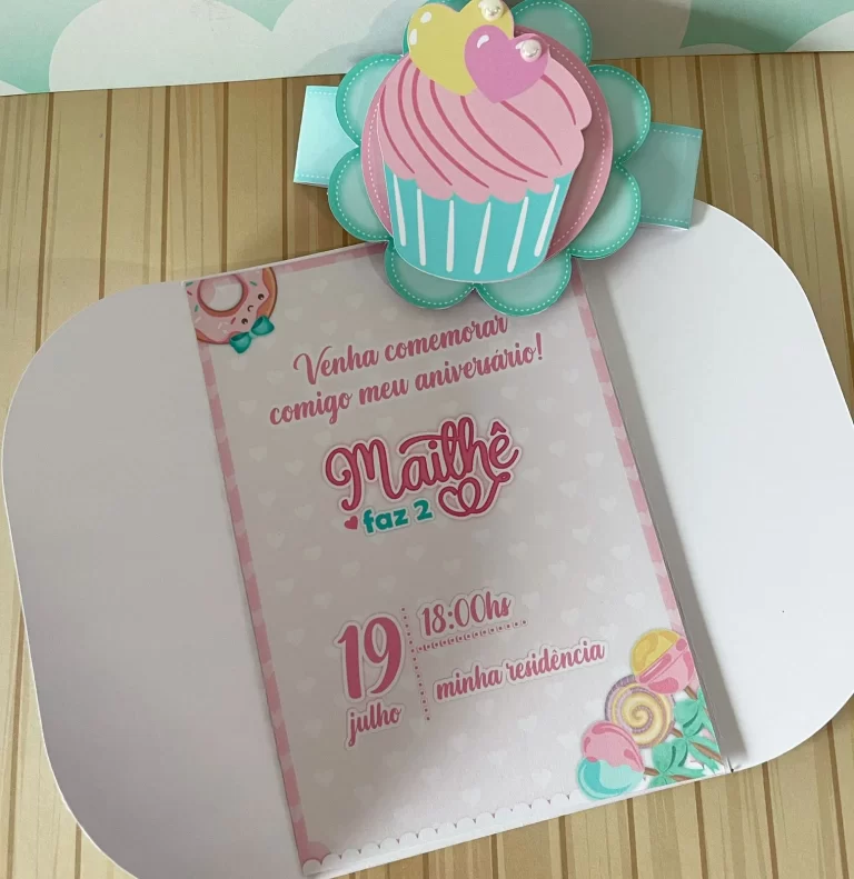 Enfeite de mesa para imprimir do tema Mundo dos Doces em formatos digitais.