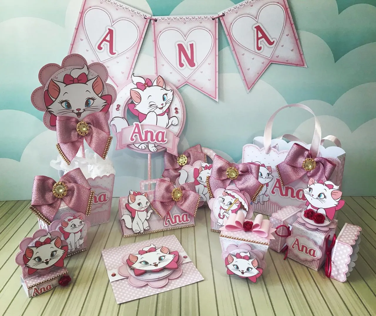 Centro de mesa personalizado da Gatinha Marie nos formatos Studio, PNG e PDF para scrapfesta.