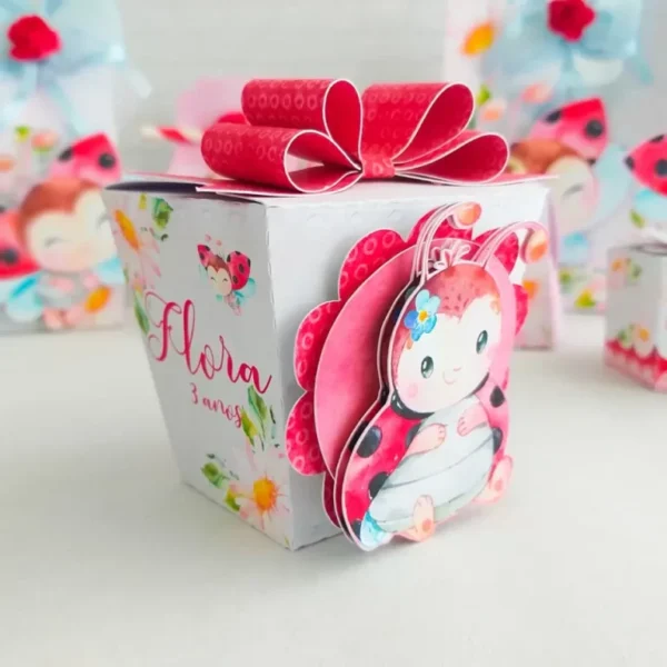 Enfeite de mesa personalizado de joaninha pronto para recorte nos formatos Studio e PDF.