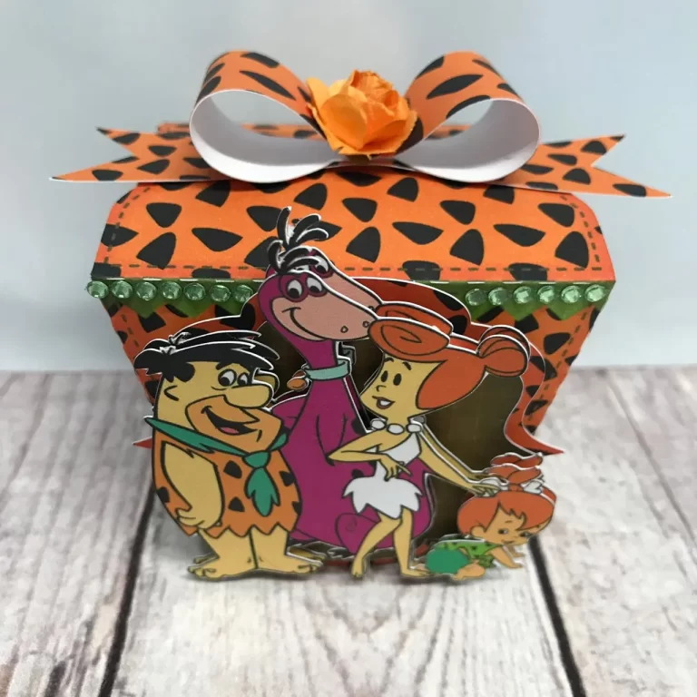 Lembrancinhas do tema Os Flintstones e apliques prontos para recortar em formatos Studio e PDF.
