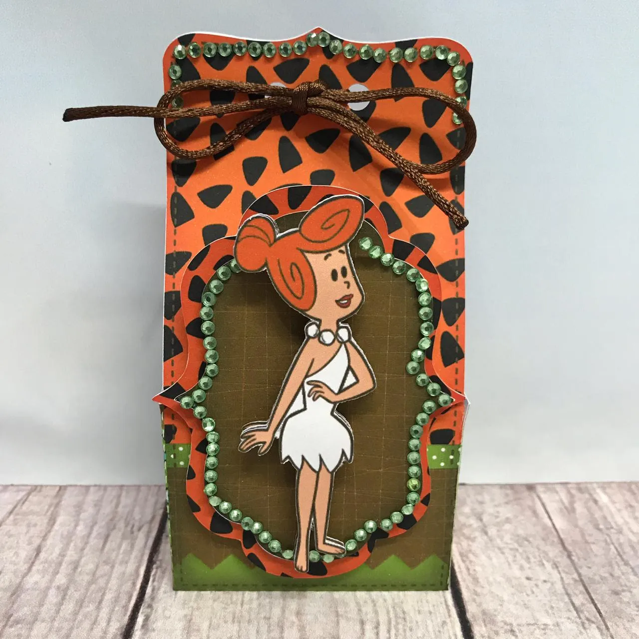 Kit digital de personalizados para centro de mesa no tema Os Flintstones nos formatos Silhouette Studio e PDF.