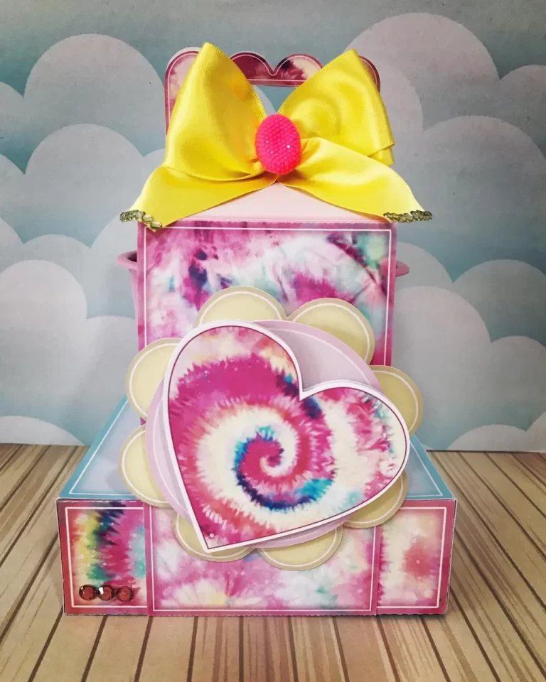 Lembrancinhas do tema Tie Dye e apliques práticos prontos para recortar em formatos digitais.