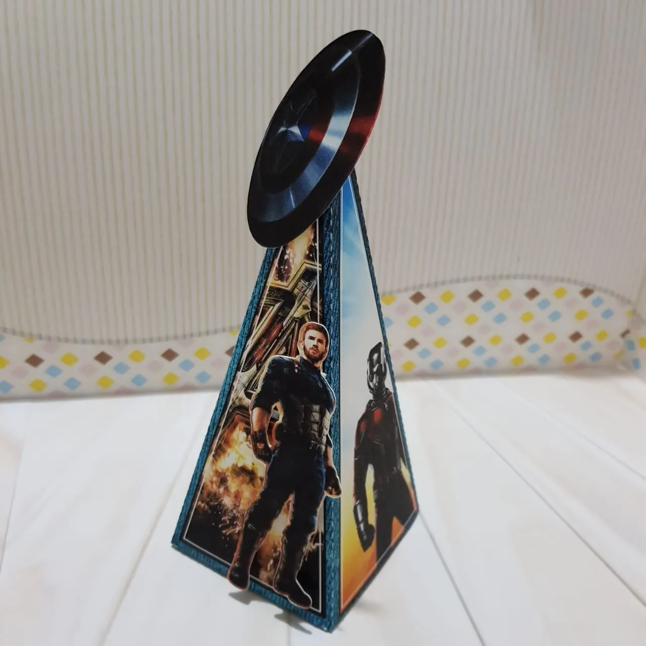 Itens de festa e elementos de decoração tema Os Vingadores prontos para imprimir e recortar.