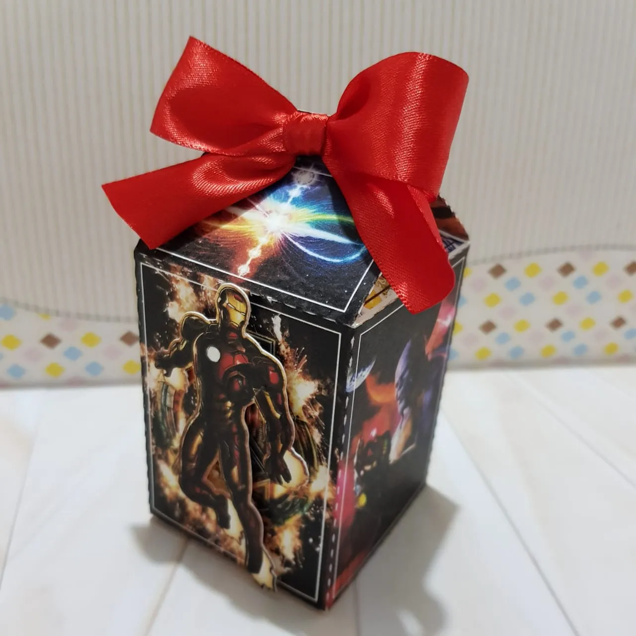 Design de corte para decoração de festa no tema Os Vingadores em Studio e PDF.