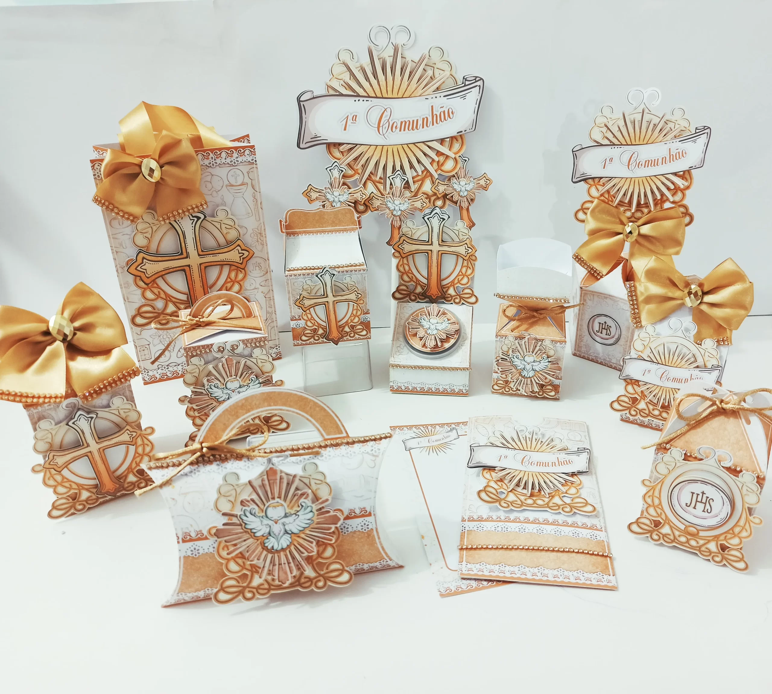 Kit digital de personalizados para decoração de primeira comunhão nos formatos Silhouette Studio e PDF.