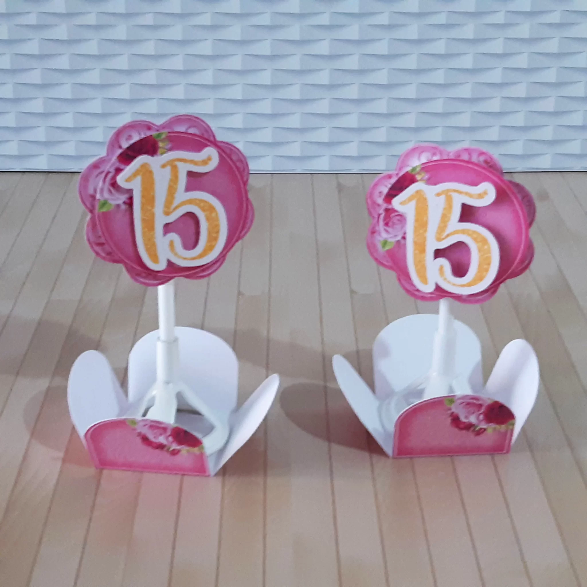 Enfeites, tags e embalagens de presente de 15 anos rosa pink nos formatos Studio, PNG e PDF.