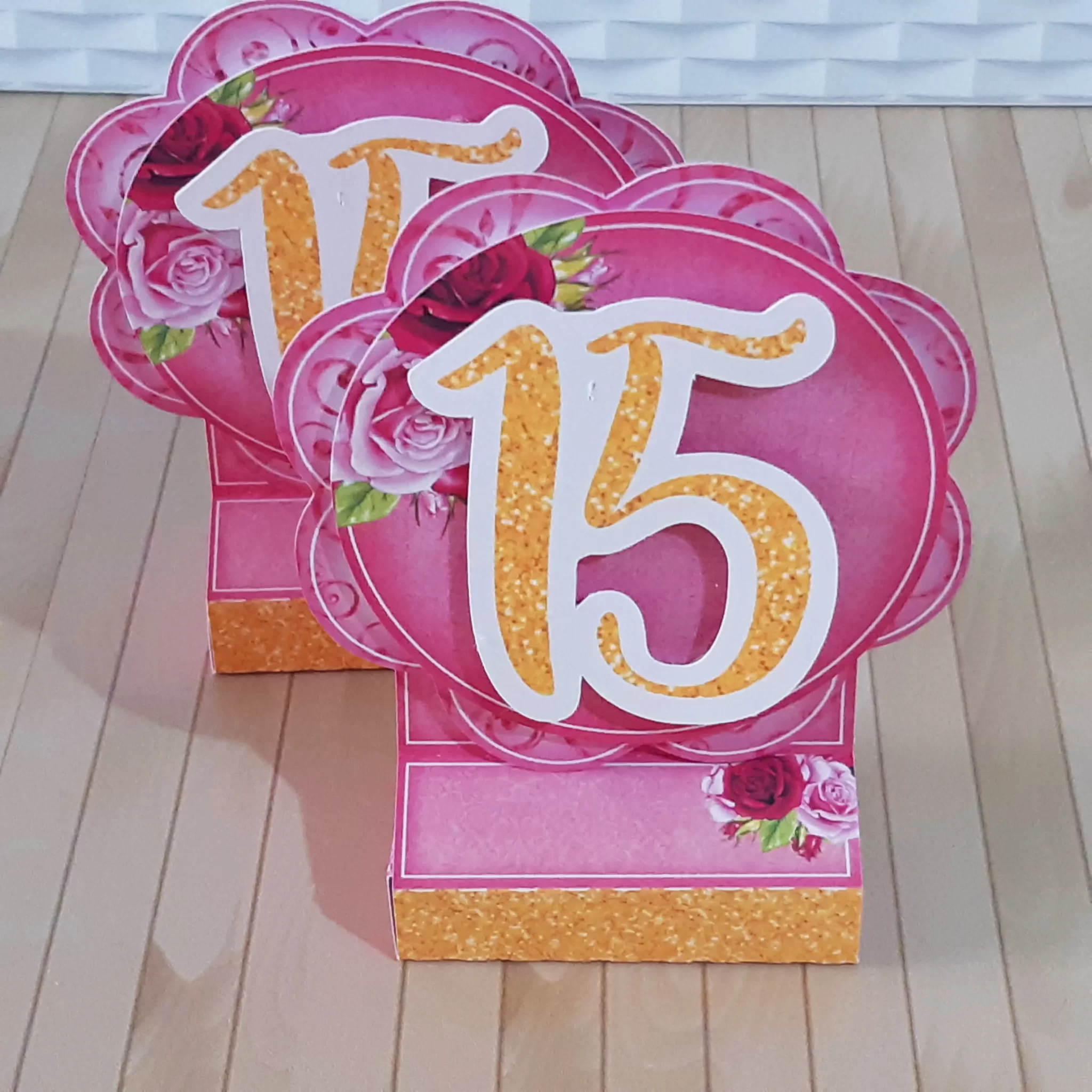 Moldes práticos de scrapfesta para lembrancinhas de 15 anos rosa pink em formato Studio, PNG e PDF.