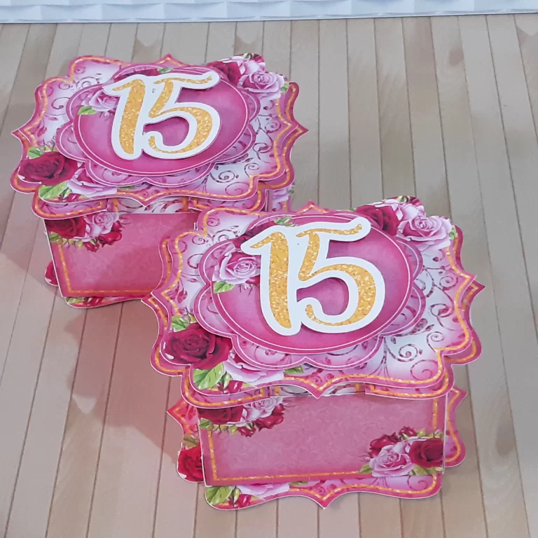 Kit digital de personalizados para festa de 15 anos na cor rosa pink nos formatos Silhouette Studio, PNG e PDF.