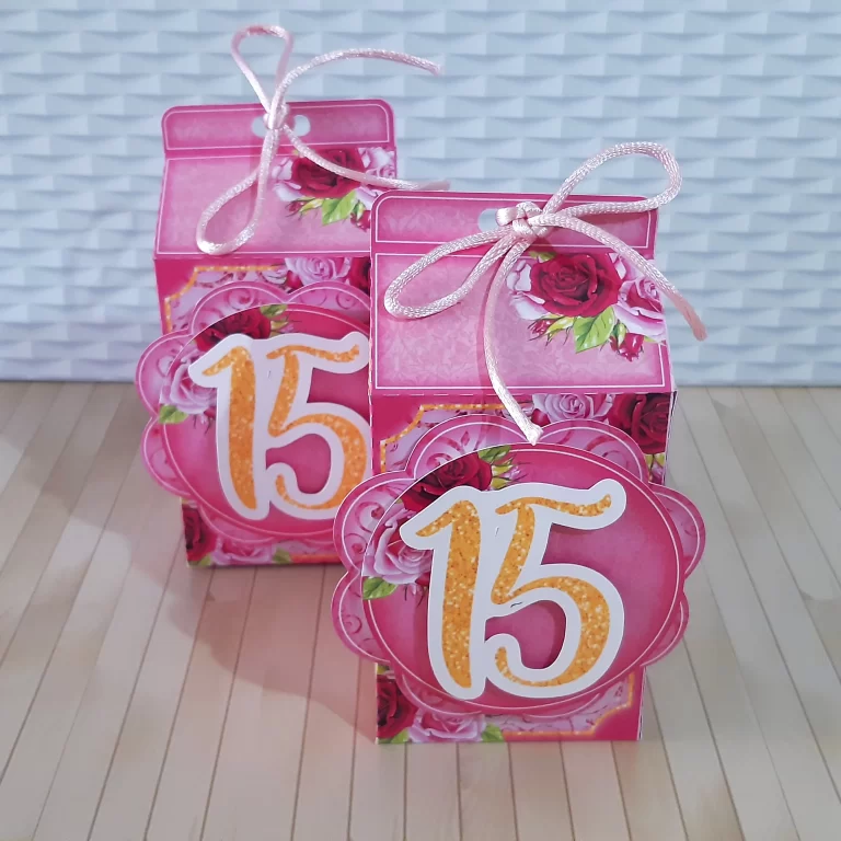 Moldes de caixas e embalagens finas para aniversário de 15 anos rosa pink nos formatos Studio, PNG e PDF.