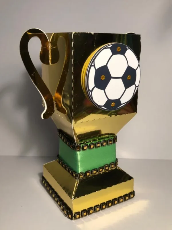 Itens personalizados para decoração de aniversário de futebol em arquivo digital Studio e PDF.