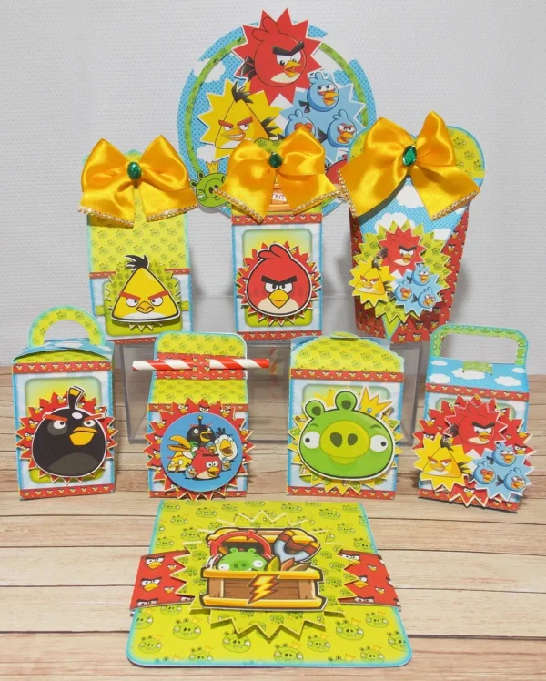 Kit digital de personalizados para decoração de festa Angry Birds nos formatos Silhouette Studio e PDF.