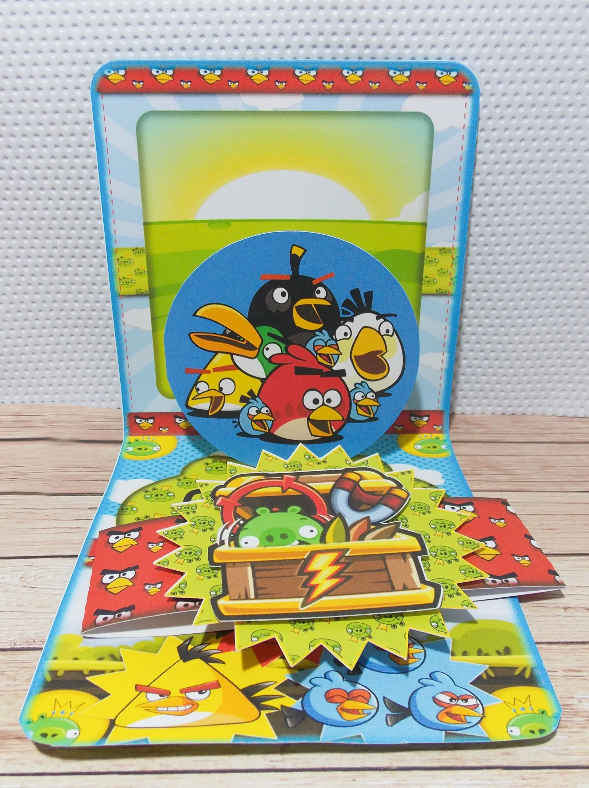 Arquivos de corte para itens de decoração de festa Angry Birds em formatos Studio e PDF para imprimir.