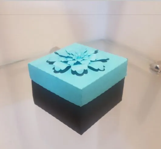 Enfeites, tags e embalagens de presente de 15 anos azul em formato Silhouette Studio.