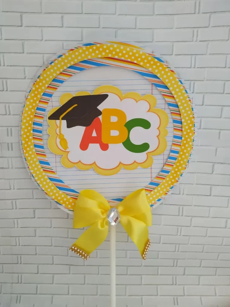Enfeites, tags e apliques de formatura infantil prontos para recortar em Studio, PNG e PDF.