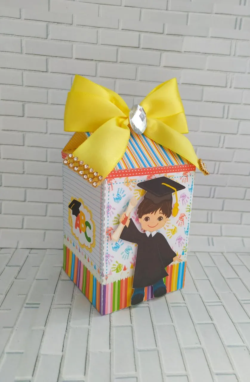 Kit digital de personalizados para decoração de formatura infantil nos formatos Silhouette Studio, PNG e PDF.