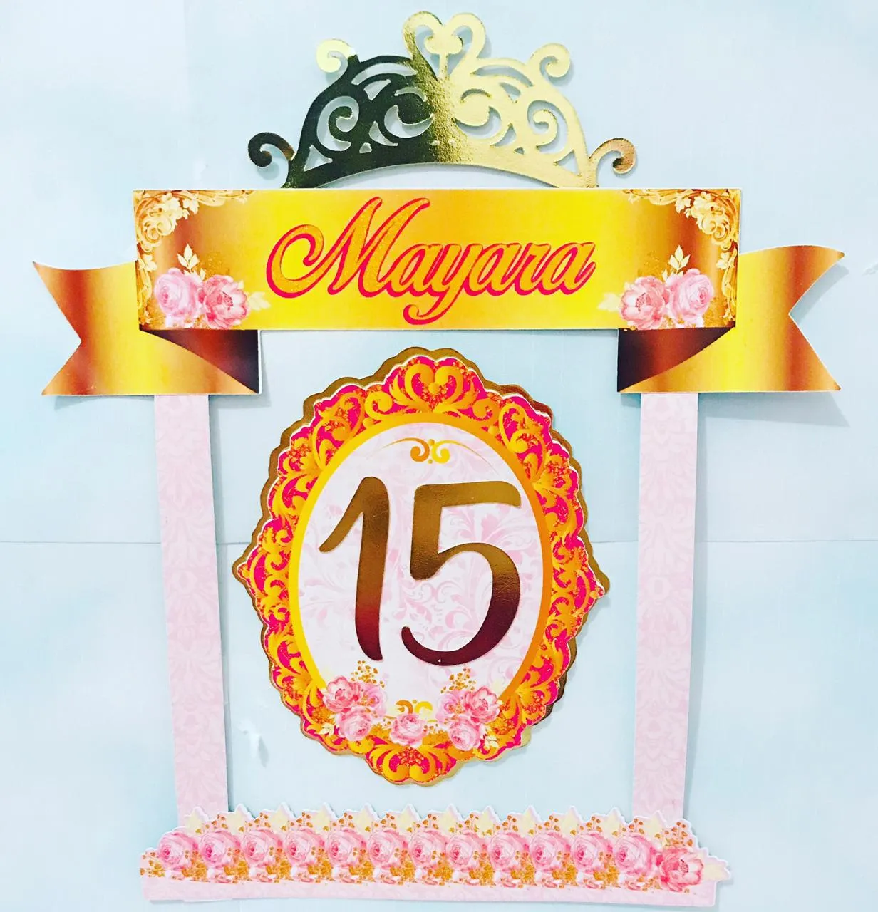 Kit digital de personalizados para decoração de festa de 15 anos na cor rosa nos formatos Silhouette Studio e PDF.