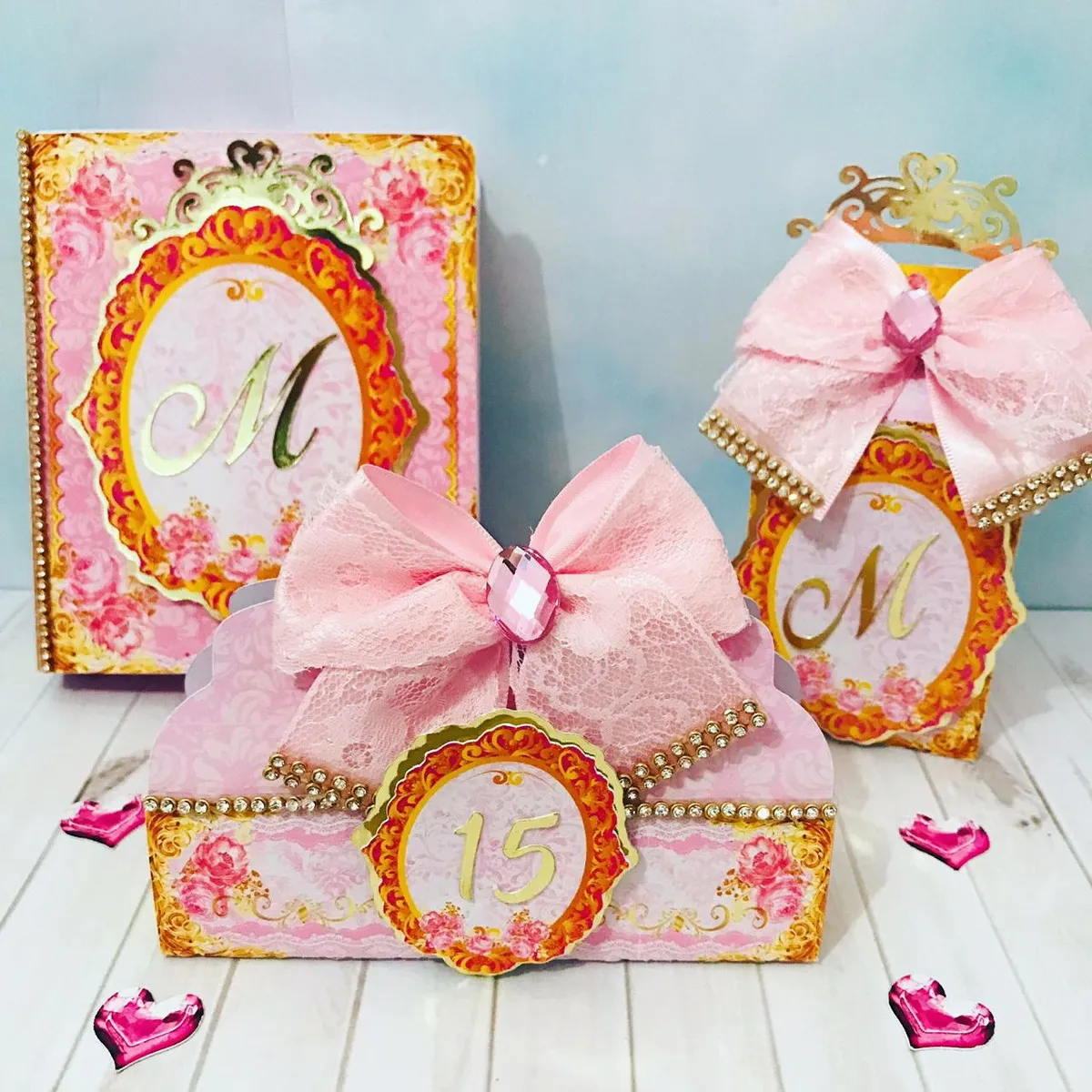 Caixinhas personalizadas de debutante rosa prontas para recorte nos formatos Studio e PDF.