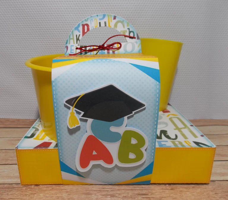 Moldes fáceis de scrapfesta para enfeites de mesa de formatura de criança em formatos Studio e PDF.