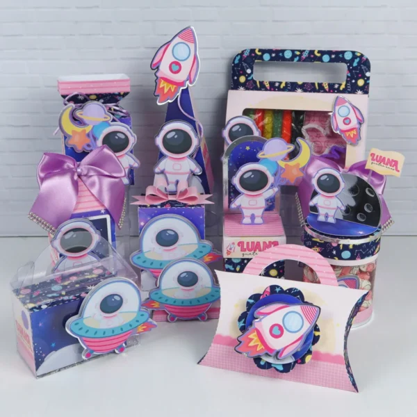 Kit digital de personalizados para Festa Astronauta Menina nos formatos Studio, PNG e PDF para decoração infantil.