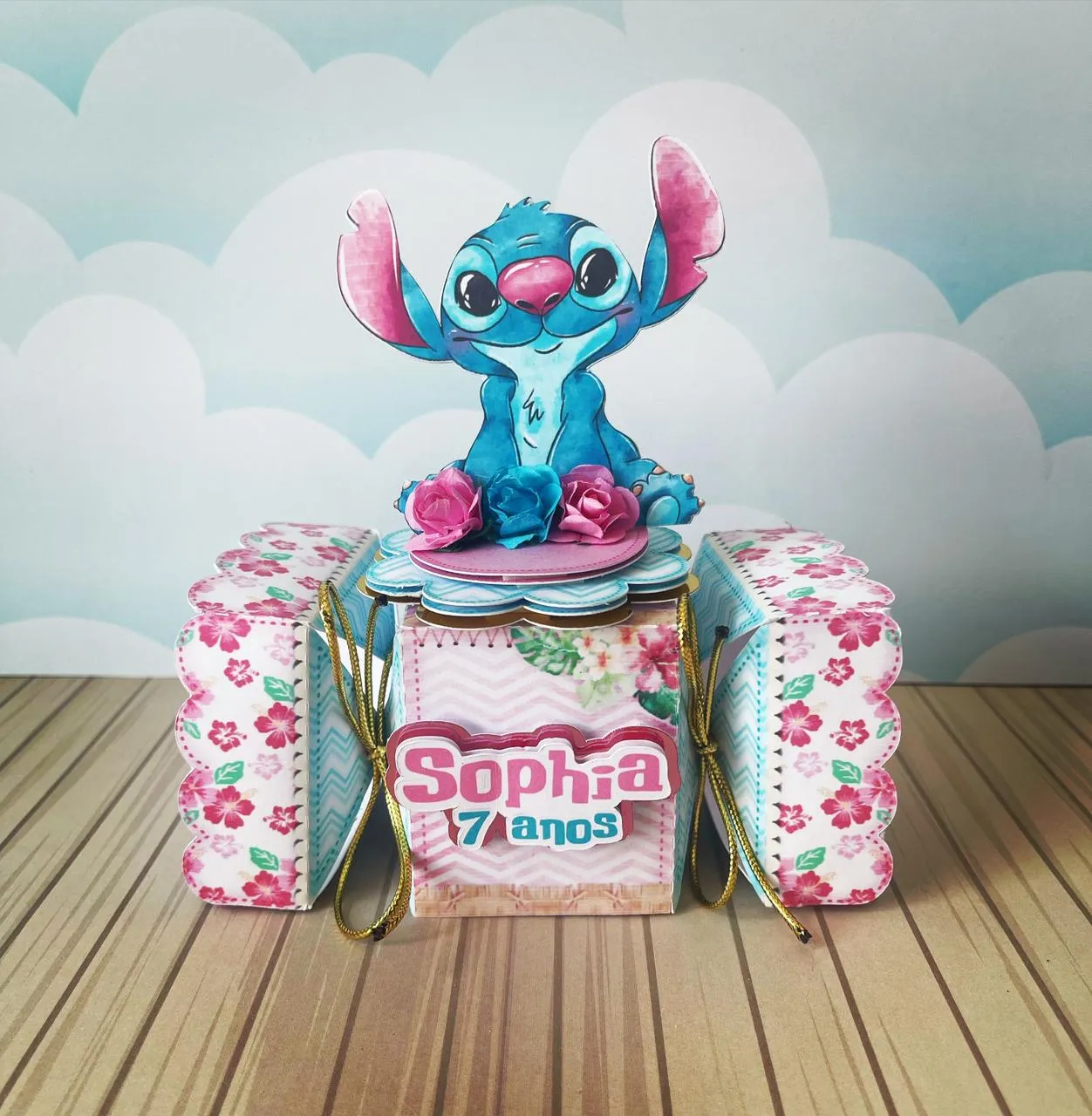 Moldes de caixas e embalagens de presente no tema Stitch e Angel nos formatos Studio, PNG e PDF.