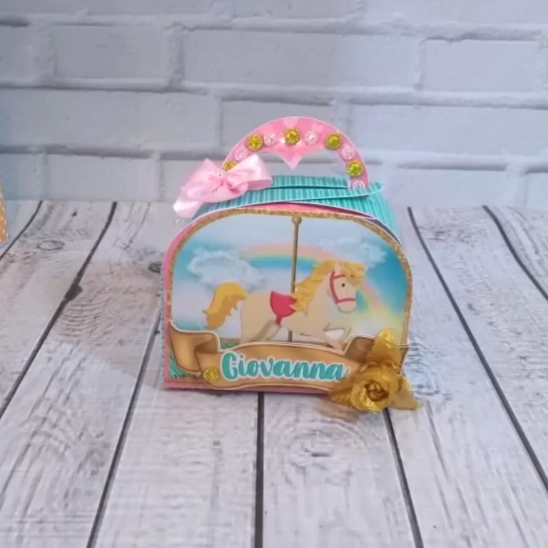 Caixinhas personalizadas e apliques de cavalinhos de carrossel prontos para recortar no Studio.