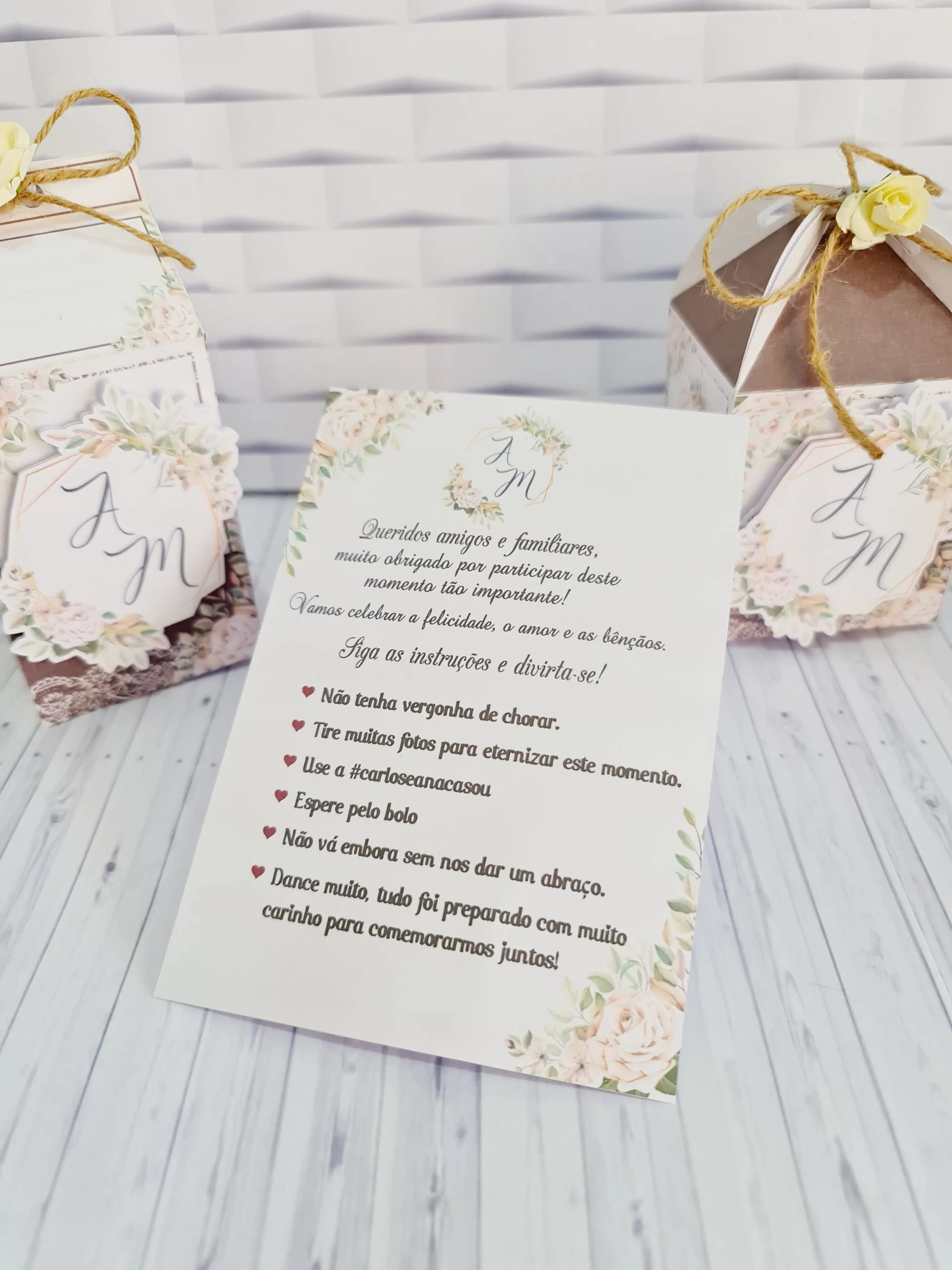 Enfeites de mesa, tags e apliques românticos prontos para recortar nos formatos Studio e PDF.