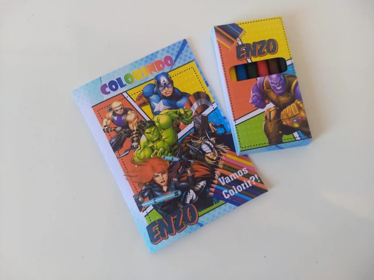 Itens personalizados para festa na caixa Vingadores em arquivo digital Studio.