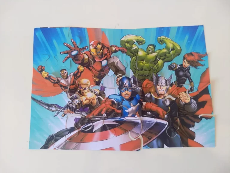 Festa na caixa e elementos de decoração tema Vingadores prontos para recortar na Silhouette.