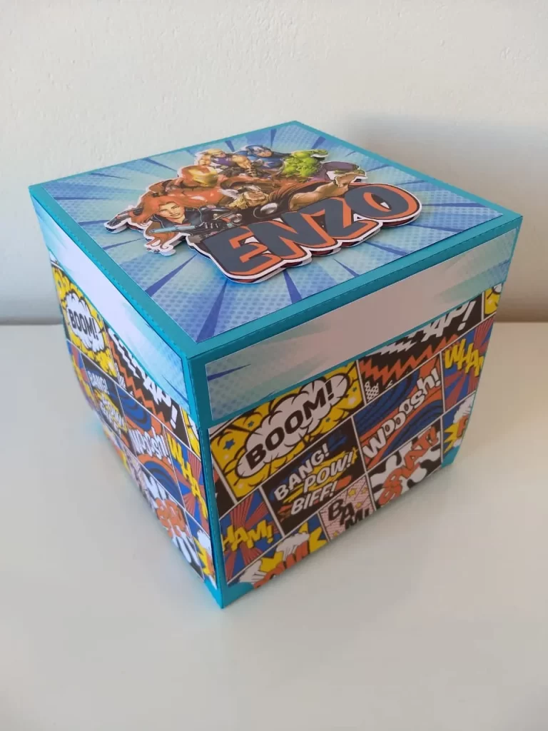 Design de corte para festa na caixa de aniversário no tema Vingadores em formato Studio.