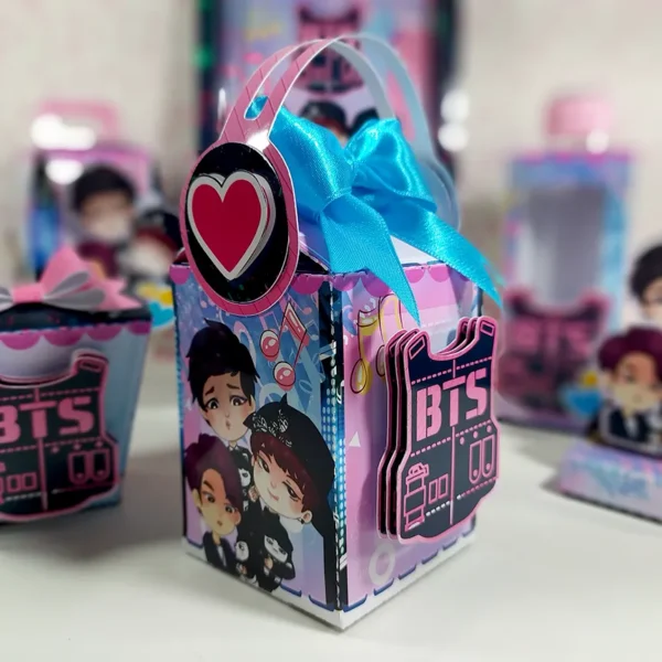 Design de corte para centro de mesa de festa de aniversário no tema BTS em Studio, PNG e PDF.