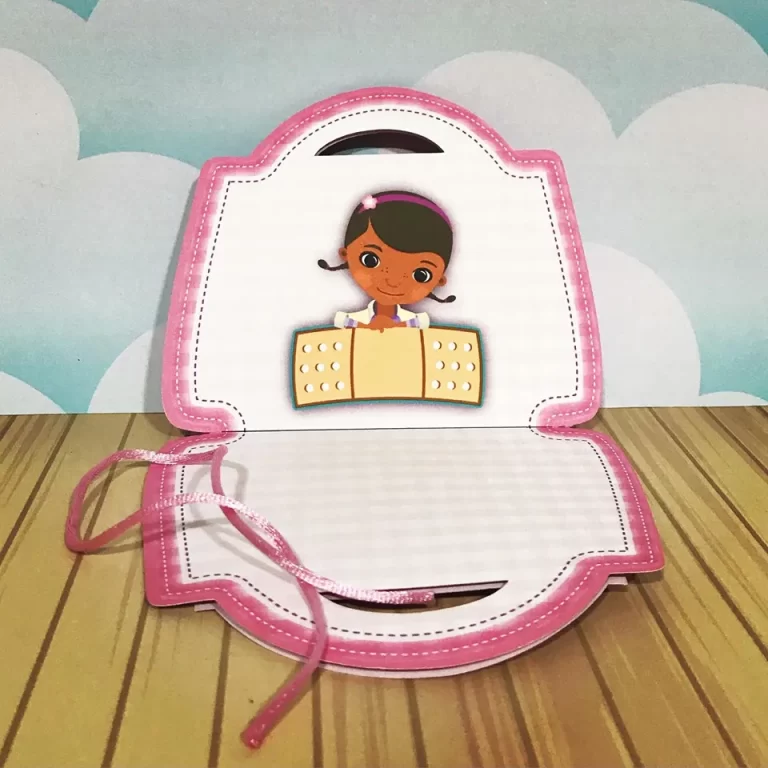 Moldes práticos de scrapfesta para personalizados do tema Doutora Brinquedos em formato Studio, PNG e PDF.