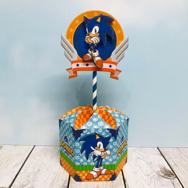 Topo de bolo em camadas com o Sonic e argolas do jogo nos formatos Silhouette Studio, PNG e PDF.