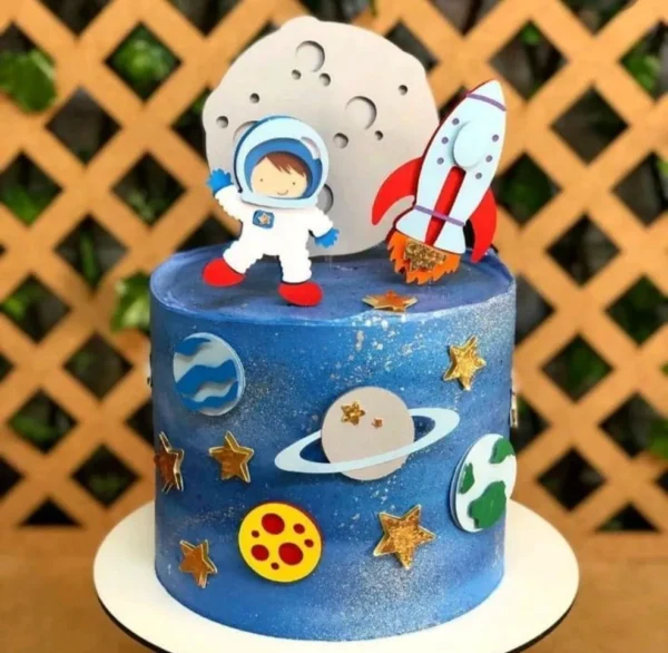 Topo de bolo para imprimir do tema Astronauta e Galáxia em formato Studio para decoração de festa infantil.
