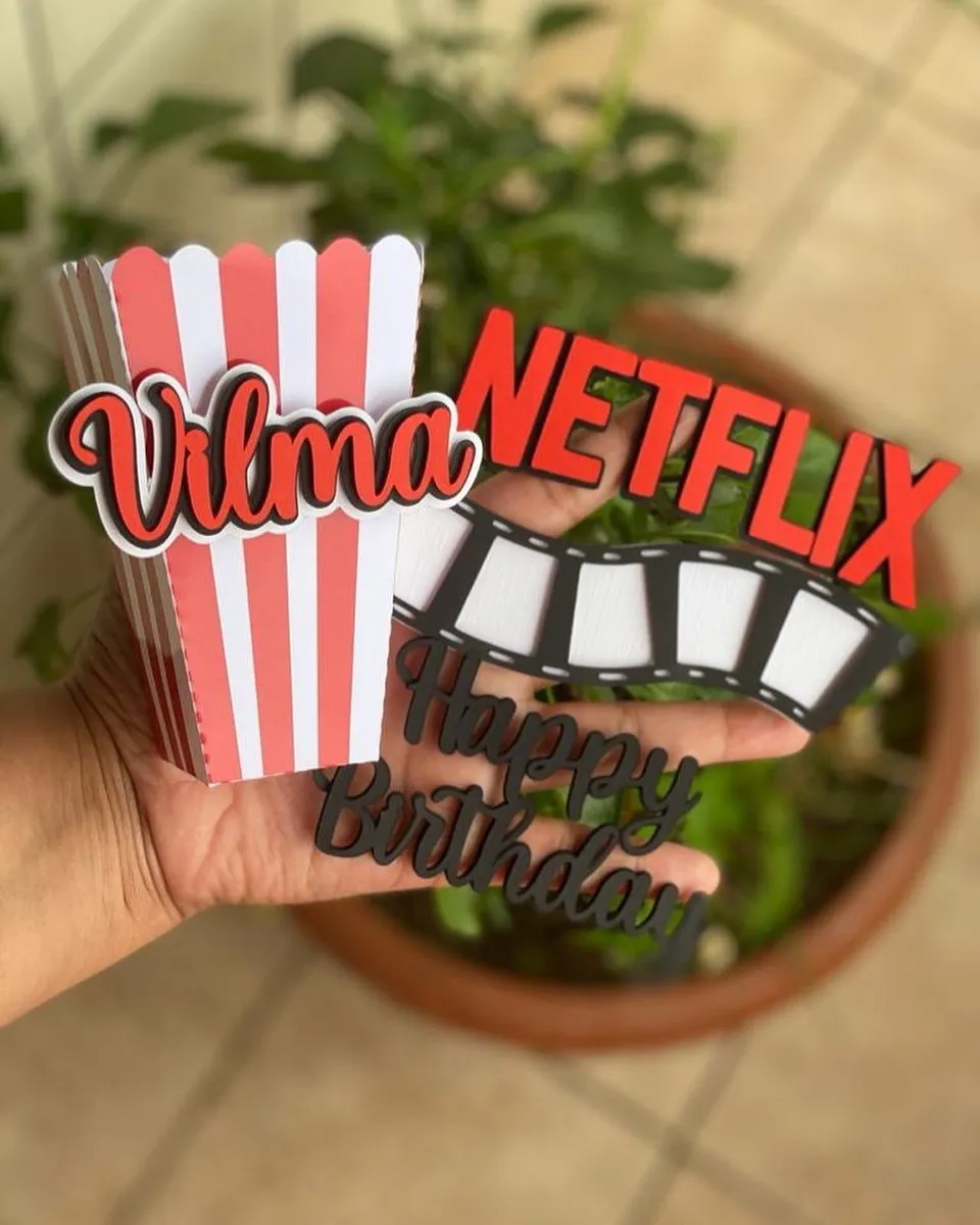 Arquivo digital de topo de bolo no tema Netflix em formato Silhouette Studio.