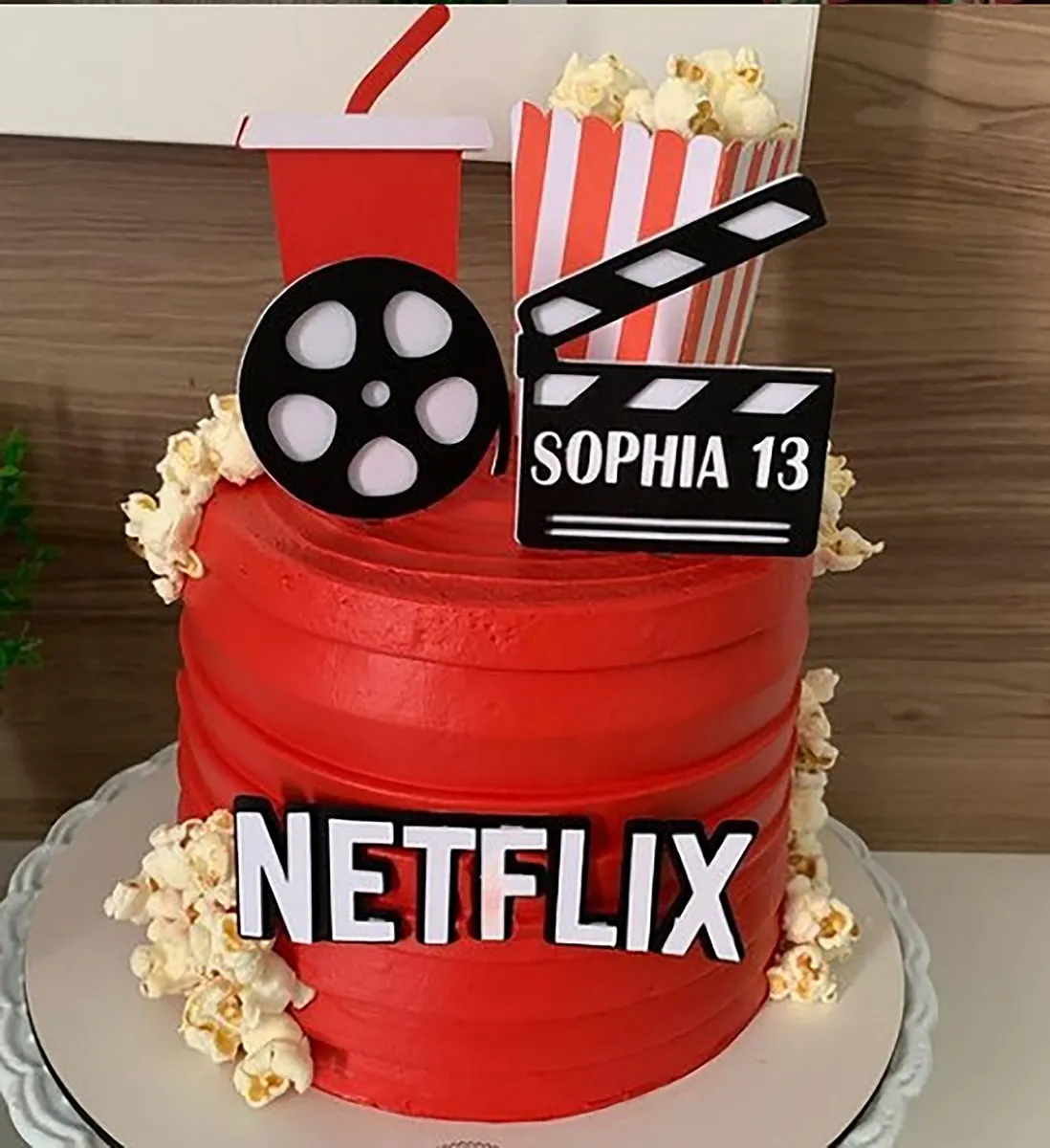 Arquivo digital de topo de bolo no tema Netflix personalizável no formato Silhouette Studio.