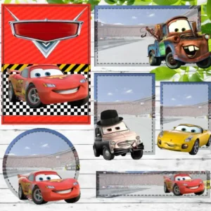 Alternativo: Conjunto de rótulos adesivos escolares em tamanhos variados com o veloz carro de corrida vermelho Relâmpago McQueen e elementos de pista de corrida sobre um fundo dinâmico azul e vermelho com bandeira quadriculada, exibindo linhas de contorno em arquivo digital de corte.