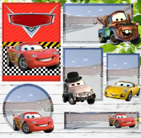 Alternativo: Conjunto de rótulos adesivos escolares em tamanhos variados com o veloz carro de corrida vermelho Relâmpago McQueen e elementos de pista de corrida sobre um fundo dinâmico azul e vermelho com bandeira quadriculada, exibindo linhas de contorno em arquivo digital de corte.