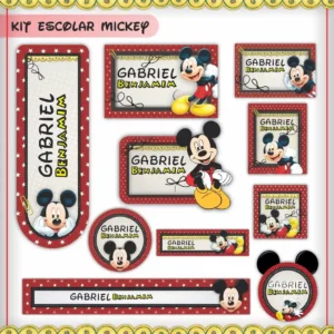 Alternativo: Conjunto de rótulos adesivos escolares em tamanhos variados com o carismático personagem Mickey Mouse sorrindo ao lado de suas icônicas orelhas pretas e botões amarelos em fundo clássico decorado, exibindo linhas de contorno em arquivo digital de corte.
