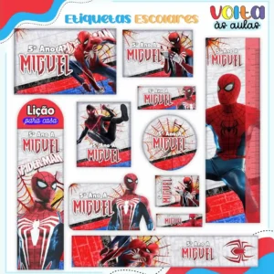 Gabarito digital de rótulos adesivos escolares personalizados com o herói Homem Aranha em pose de ação soltando teias, cercado por texturas de teias e fundo urbano, exibindo linhas de contorno precisas para recorte.