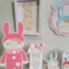 Topper de bolo delicado para decoração de festas com o tema Boneca Metoo em Studio e PDF.