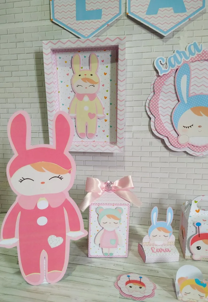 Topper de bolo delicado para decoração de festas com o tema Boneca Metoo em Studio e PDF.
